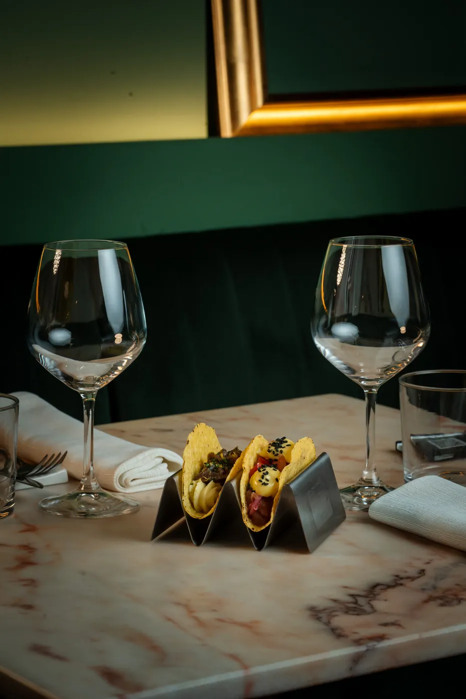 Interno del locale con selezione di vini esposta