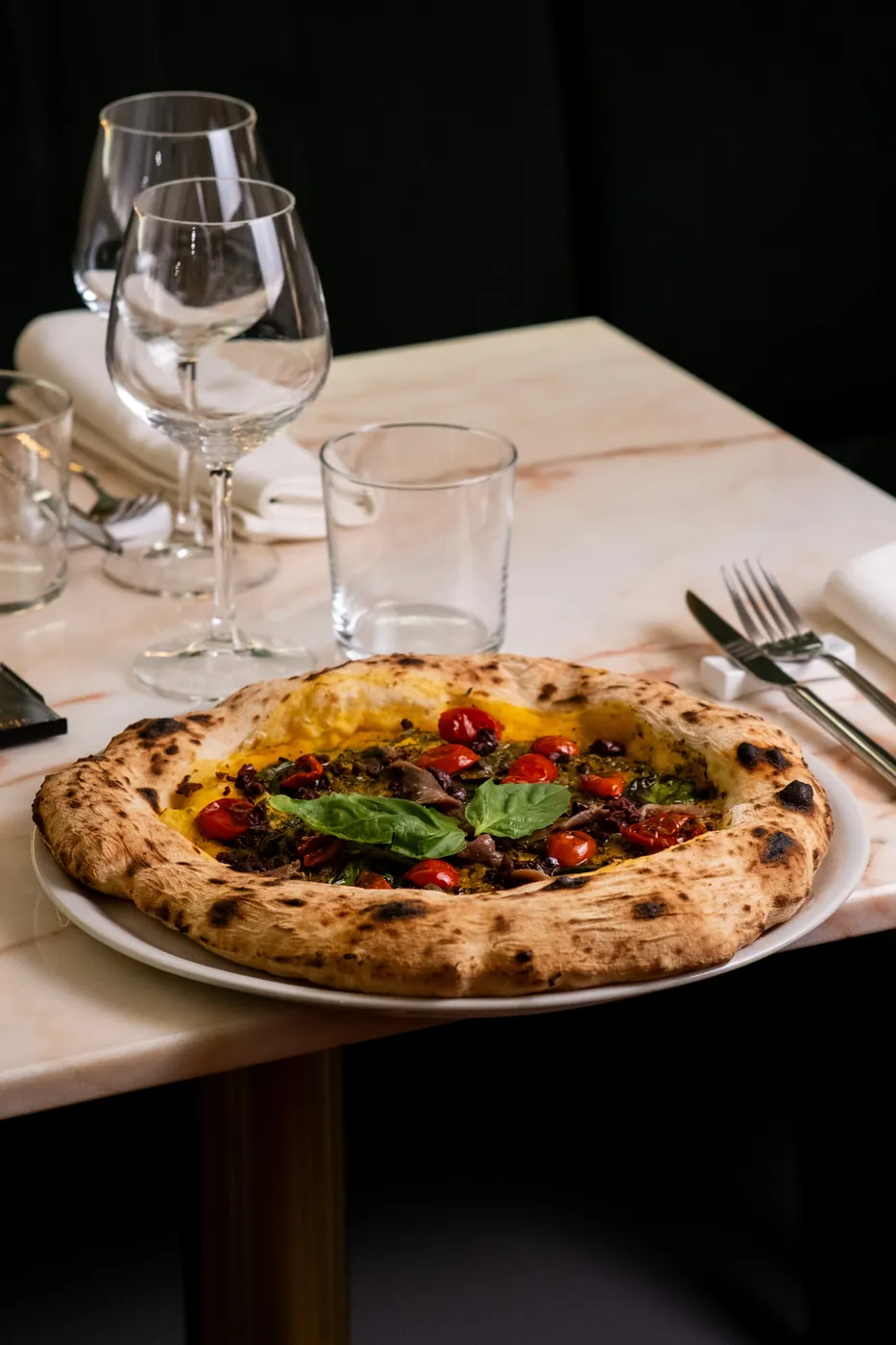 Pizza appena sfornata con provola affumicata e basilico fresco